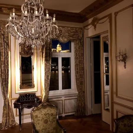 Baroque Danube Panorama Red Apartment *