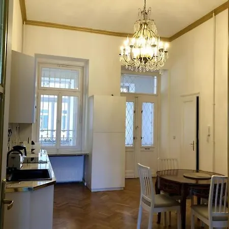 Baroque Danube Panorama Red Apartmán