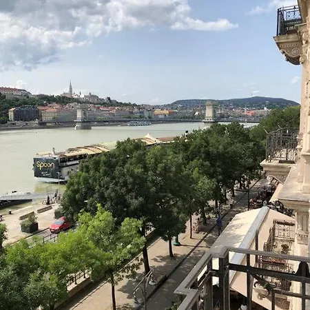 Baroque Danube Panorama Red Apartament